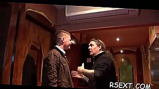 virgen la hace calentar y se la mete