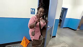 hijo pilla a su mama masturbandose y se la folla