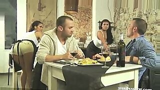 novio viendo como se cojen a su novia virgen en su despedida de soltera