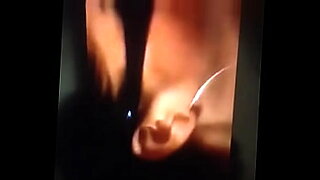 sa copine se fait draguer et baiser devant lui