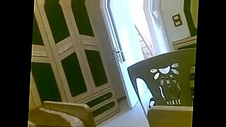 سكس محارم أم شرموطة هيجانه لا تستطيع مقاومة و تنيك صديق ابنتها ساااخن كامل و مترجم