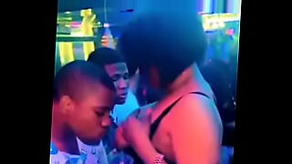 madre castiga a su hijo
