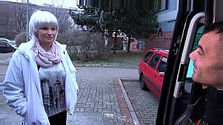 sa copine se fait draguer et baiser devant lui