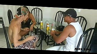 man massages on syban