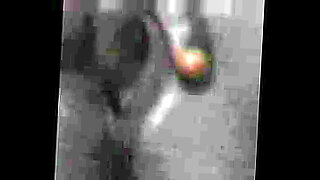 t rk k z inleyerek am n parmaklat yor