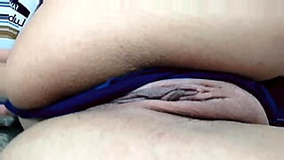 se masturba y se mete su propio pene en el ano