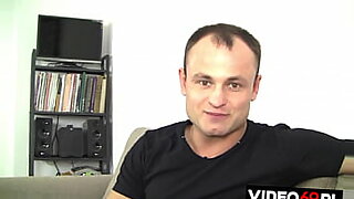 t rk k z inleyerek am n parmaklat yor