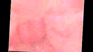 Frau lutschen Brüste von Mädchen