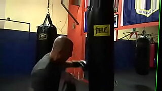 se le atora la mano
