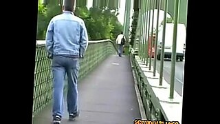 hija mira a su mama en el ba o
