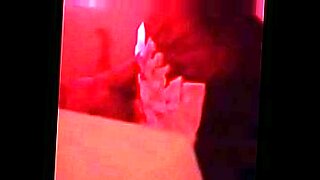 sa copine se fait draguer et baiser devant lui