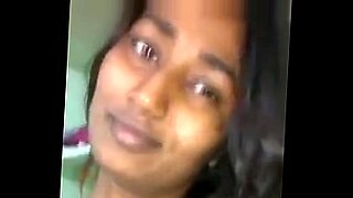 a cute mallu aunty cleavage show