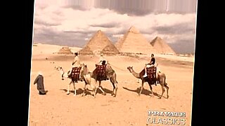 boob show while delivery courier 1 xnxx com