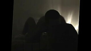 mujer morena teniendo sexo y chupar pene con un caballo