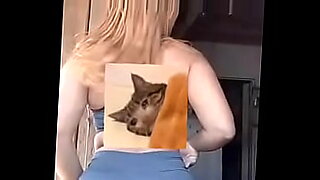 a girl show her naked to the boy