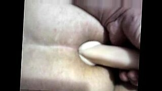 le mete el pene en la boca mientras duerme