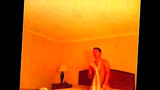 roberto de burzaco con veterana en un hotel