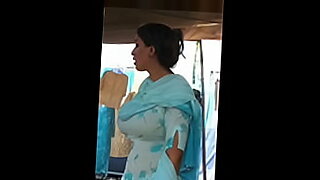 awek melayu tudung main dalam tandas