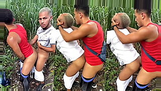 madre ayuda a su hijo menor a coger