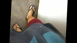 chibola en el baño asiendo caca y pichi