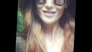 jovencita follando mientras habla por el movil con su mama