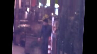 madre madura pasa la noche con su hijo en el hotel