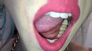 milf lesbian seduce teen