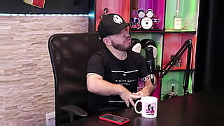 jovencita follando mientras habla por el movil con su mama