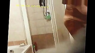 mamma masturba il figlio nella doccia
