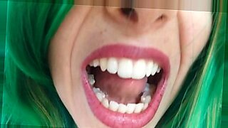 madre pilla a su hija masturbandose y se une