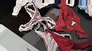 se masturba y se mete su propio pene en el ano
