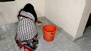 aunty saree changing in open huge hanging boobs show