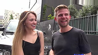sa copine se fait draguer et baiser devant lui