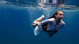seduce in swimming pool