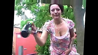 mum playing with two bottles selfmade stolen video