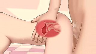se masturba y se mete su propio pene en el ano
