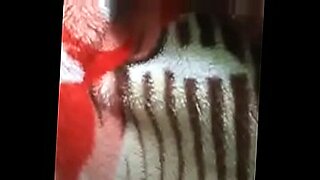 menina criança de shortinho na web