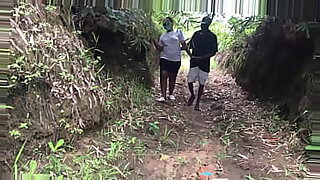 sa copine se fait draguer et baiser devant lui