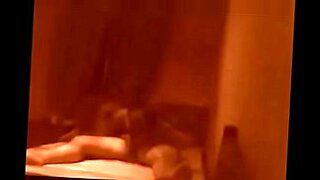 jovencita follando mientras habla por el movil con su mama