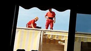 mujer grita exitada