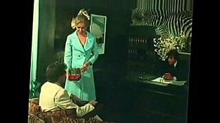 سكس محارم أم شرموطة هيجانه لا تستطيع مقاومة و تنيك صديق ابنتها ساااخن كامل و مترجم