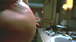 madre pilla a su hija masturbandose y se une