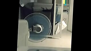 sa copine se fait draguer et baiser devant lui