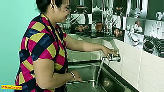 berbaju sekolah malay