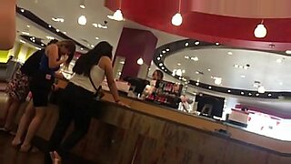 mujer colombiana masturbandose bajo la falda por el culo e el trabajo