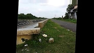 desi bhabhi bathing outside