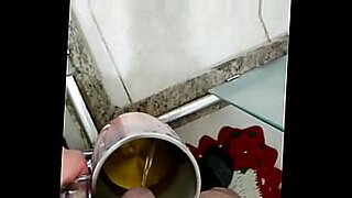 despues de la cena y unas copas mi mujer haguanto un trio con migo y mi amigo