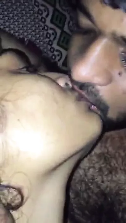 sa copine se fait draguer et baiser devant lui