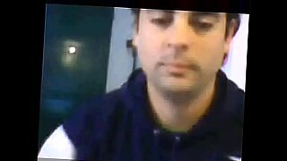 dos hermanas besandose y tocandose