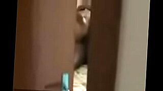 espiando a mi prima mientras se masturva